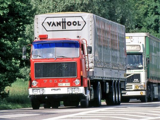 VOLVO F89 EL PODEROSO Tras el éxito de la gama "8" con los modelos N y los F se diseñó para el maxicode F89 una nueva cadena cinemática con un motor de 12 litros y 330 CV. que le permitían ofrecer 8 CV/Tm.